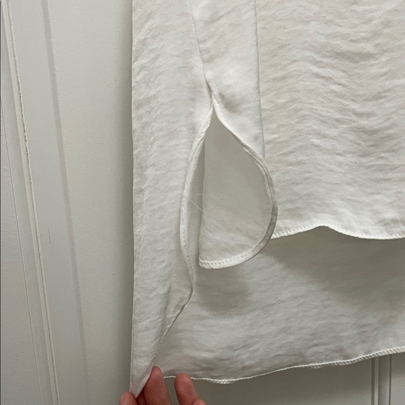 Vince Camuto White Flowy V Neck Sleeveless Blouse - Size XS - Picture 12 of 15